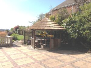 Gazebo in Canna Africana completo di panche