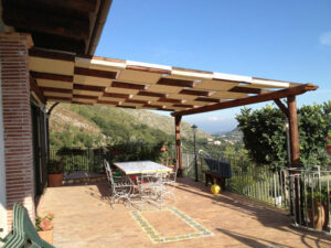 Porticato in legno, completo di tenda traspirante ignifuga